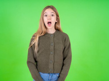 - Aman Tanrım! Şaşırmış, beyaz, yeşil kazak giyen güzel bir kız kameraya şaşırmış bir ifadeyle beklenmedik bir şekilde bakıyor.,