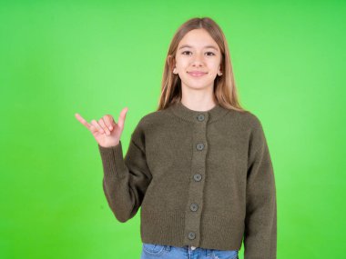Yeşil kazak giyen güzel beyaz kız parmaklarıyla işaret Çince işaret diliyle 6 numara Liu 'yu gösteriyor.