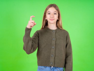 Yeşil kazak giyen güzel beyaz kız Çince işaret dilinde dokuz numarayı işaret ediyor Jiu.