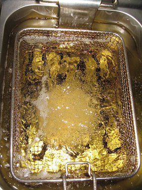 Tavuk pirzolası kızgın yağda kızartılmış..