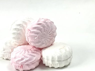 Meyve ve meyvelerden yapılan narin, havadar marşmelov, hafif bulut kıvamında çırpılmış..