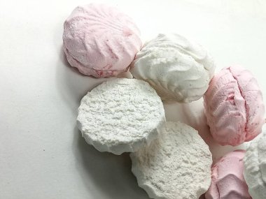 Meyve ve meyvelerden yapılan narin, havadar marşmelov, hafif bulut kıvamında çırpılmış..