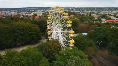 Dönme dolap, geniş, dikey olarak monte edilmiş ve kenarına yolcu kabinleri iliştirilmiş, mekanik bir eğlence aracıdır. Dönme dolap birçok lunaparkta ve diğer yerlerde bulunur..