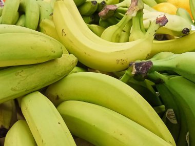 Hem olgun sarı hem de olgunlaşmamış yeşil muz yığını..