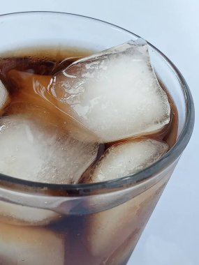 içecek, soda, kvass, kola, viski, çay, meşrubat, buz, buz, bardak, bardak, soğuk, ferahlatıcı, koyu içecek, buzlu içecek, yakın çekim, küp,,