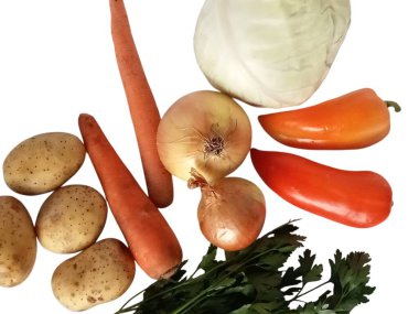 Beyaz arka planda çeşitli taze sebzeler var. Aralarında iki havuç iki soğan bir baş lahana iki dolma biber (biri kırmızı, biri turuncu) Bir demet taze otlar, muhtemelen maydanoz