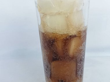 Bir bardak buzlu içki..