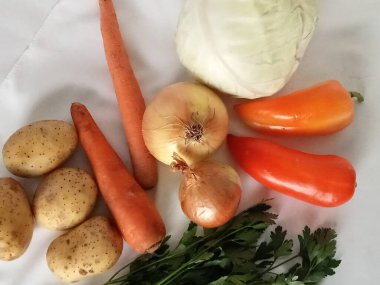 Beyaz arka planda çeşitli taze sebzeler.