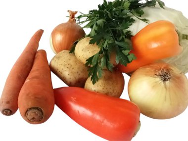 Beyaz arka planda çeşitli taze sebzeler. Aralarında havuç, patates, soğan, tatlı biber ve bir demet taze maydanoz var..
