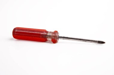 Kırmızı plastik saplı tornavidanın yakın plan fotoğrafı beyaz arkaplanda izole edildi