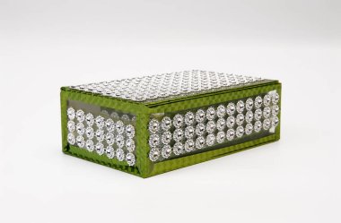 Aynalı Cam Mücevher Kutusu Beyaz Boncuklu Mücevher Kutusu Yeşil Sınır Kapalı Fotoğraf Beyaz Arkaplan