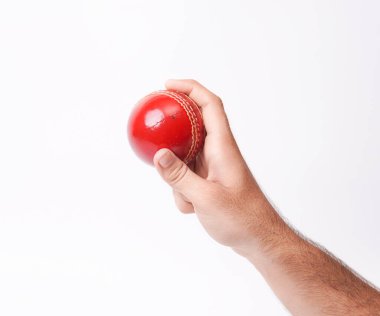 Beyaz arka planda kırmızı test maçında sıkıca tutunan bir erkek oyuncunun yakın plan fotoğrafı.