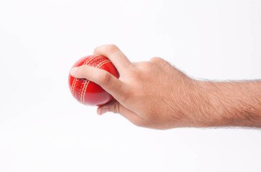 Beyaz arka planda kırmızı test maçında sıkıca tutunan bir erkek oyuncunun yakın plan fotoğrafı.