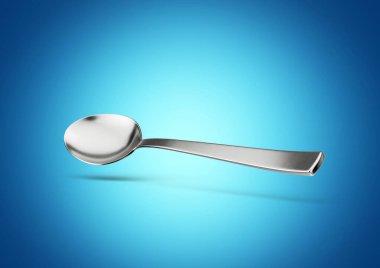 Uzatılmış sapı ve mavi arka planda yuvarlak kasesi olan Parlayan Metal kaşık.