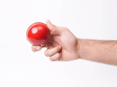 Beyaz arka planda kırmızı test maçında sıkıca tutunan bir erkek oyuncunun yakın plan fotoğrafı.