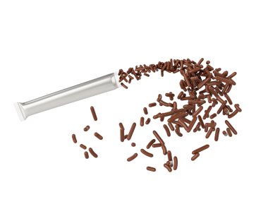 Çikolata parçacıkları havada uçuşuyor, Gümüş rengi boş paketten dökülüyor.