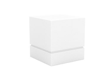 Depolama ve paketleme için desenli bir yüzeyi olan parlak, beyaz bir kare kutu.