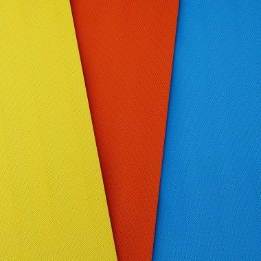 Üst üste binen sarı, kırmızı ve mavi desenli canlı ve soyut bir arka plan. 3d illüstrasyon