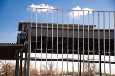 Gökyüzü arka plan demircilik modern inşaat için çelik yapı