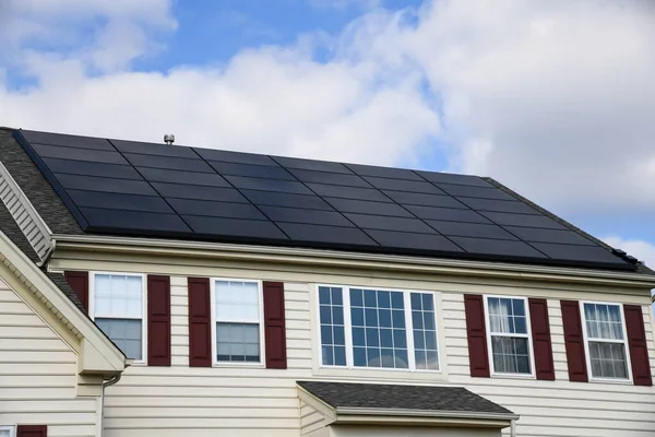 Kolektory Słoneczne Fotowoltaiczne Dachu Domu Generatora Elektrycznego — Zdjęcie stockowe