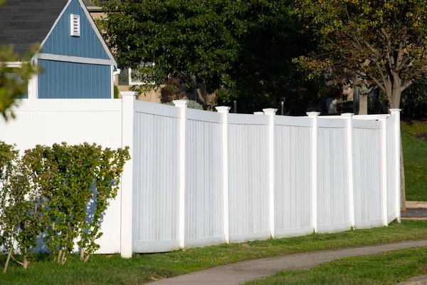 White Vinyl Fence Outdoor Backyard Home Private Green Yard House — Stock Photo, Image
