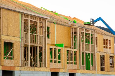 Yeni kontraplak ev ahşabının duvarındaki çerçeve.