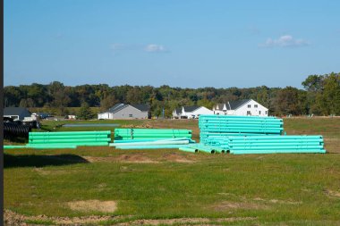 İnşaat alanındaki yeşil kanalizasyon boruları yeni drenaj yığını