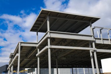 Demir çerçeve mavi gökyüzü metal endüstrisi yüksek