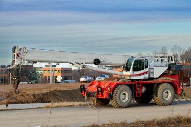 İnşaat alanındaki taşınabilir vinç büyük.