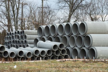 Birçok büyük çaplı beton borular yeni gri kanalizasyonları istifliyor