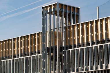 Yeni konut yapımı ev metali mavi gökyüzü çelik çivi malzemesine karşı çerçevelenmiş.