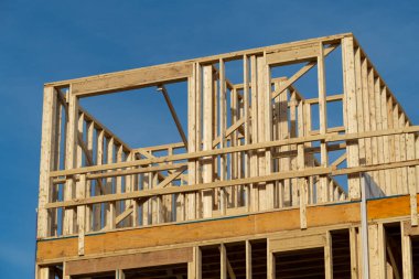 Evin ahşap çerçevesi. Mavi gökyüzü modern duvar malzemesi.