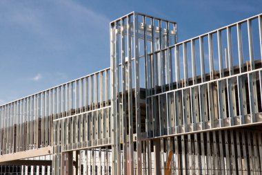 İnşaat alanındaki çelik yapının montajı ve imalatı gökyüzü mavisi yüksek metalik