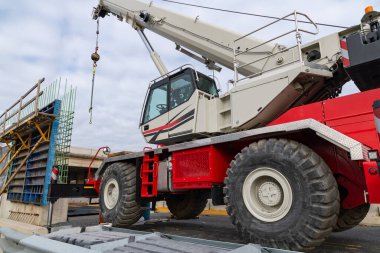 Büyük bir araç köprüsünün inşaat sahasında kancalı vinç havaya uçtu.