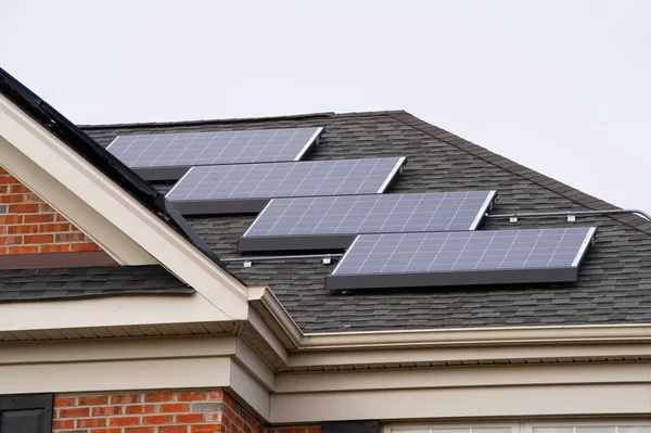 Paneles Solares Techo Casa Energía Renovable Energía Verde Energía Fotovoltaica — Foto de Stock