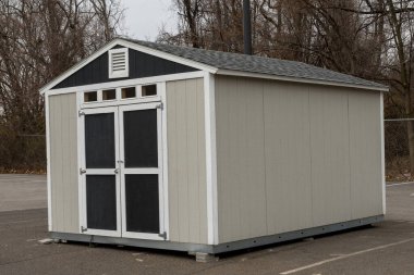 Bahçe kapısının önündeki çitin dışında yeni bir depo.