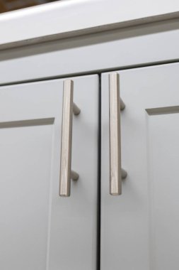 Beyaz metal kapaklı mutfak cephesi. Beyaz kabin kapıları. Ev yapımı ahşap.