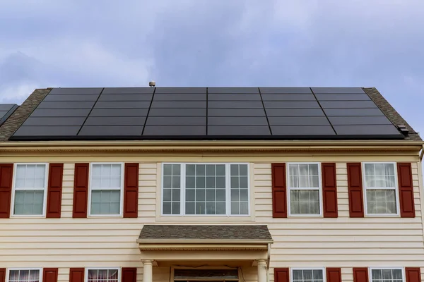 Paneles Solares Techo Casas Nueva Construcción Que Recogen Energía Verde — Foto de Stock