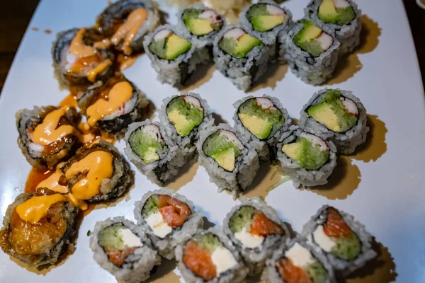 Sushi Bílém Talíři Jídlo Mořské Plody Večeře Lahodný Tuňák — Stock fotografie