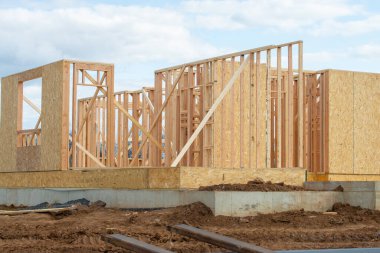 Yeni bir kontrplak ev ahşap çerçeve duvarının inşaatına başlanacak.