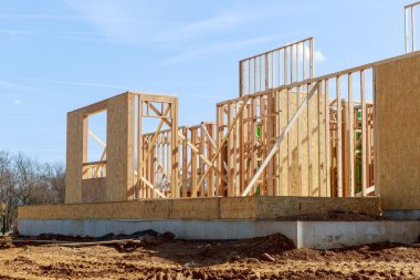 Yeni bir kontrplak ev iskeletinin iskeleti kalas alanı kirişi