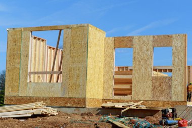 Mavi gökyüzü ahşap kiriş binasına karşı bir plawhouse duvarları