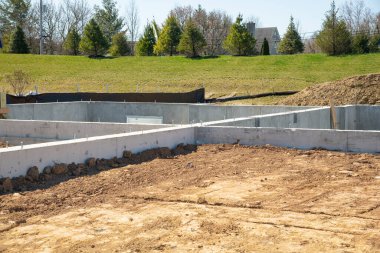 Yeni bir ev işi köşesi için beton temel