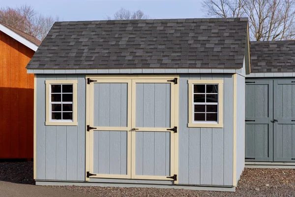 新棚屋灰色棚屋木制园艺工具棚屋涂上灰色储物柜屋顶风格的门 — 图库照片