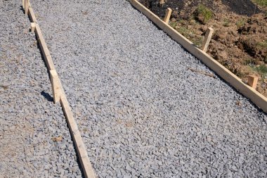 kaldırım yapım aşamasında, beton kaldırım döşeniyor ve yolun temeli hazırlanıyor yeni çakıl taşı beton yeni güneşli