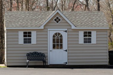 Gri bir depo ahşap bir pencere önü.