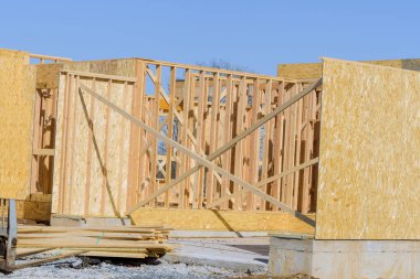 Mavi gökyüzü kontrplak fruss ahşap iskeletine karşı çerçevelenmiş yeni bir iskan evi.