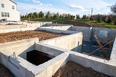 Evin temelleri tamamlanmamış bungalov sert inşaat beton zemin