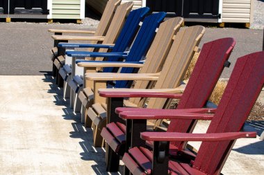 bir sıra renkli Adirondack sandalyeler yaz aylarında çok tarz