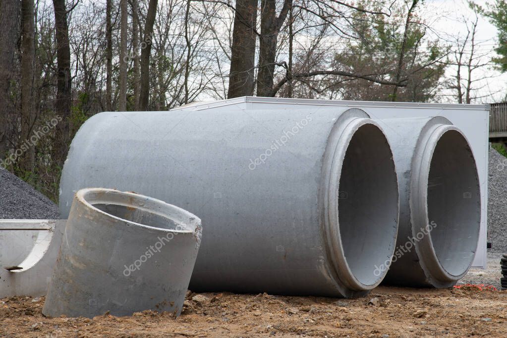tubos de cemento apilados en la fábrica de hormigón, al aire libre